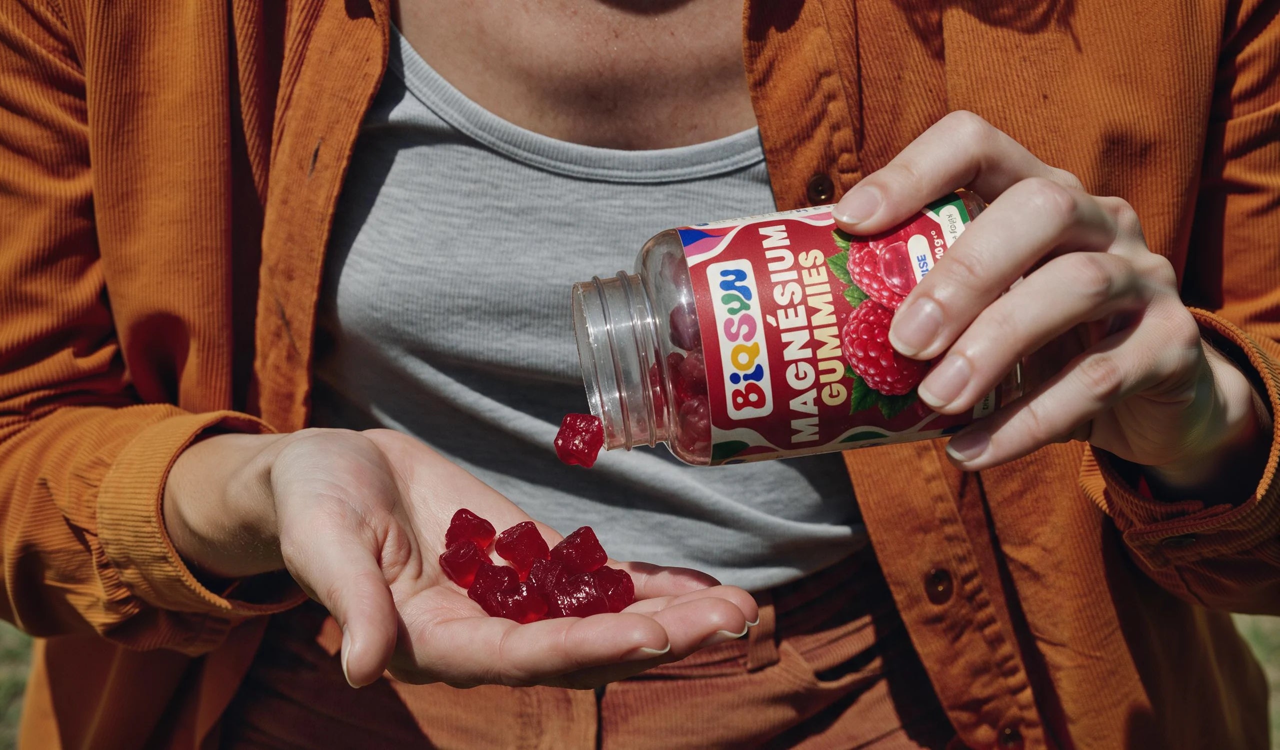 Gummies magnésium framboise BioSun versés dans la main