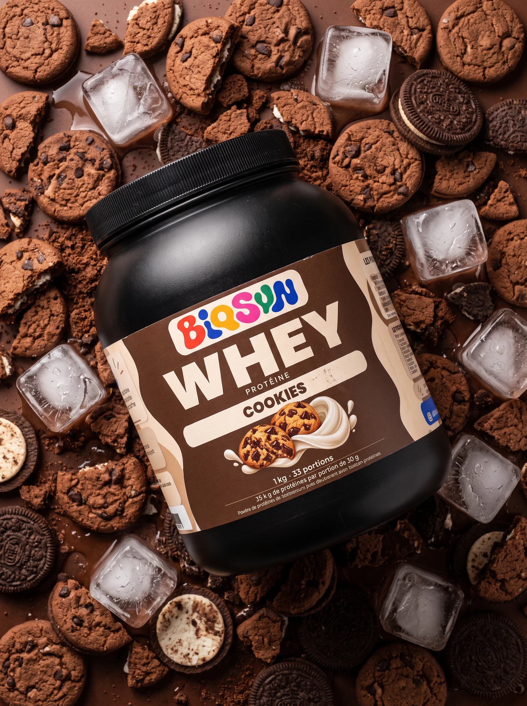 Pot de whey cookies BioSun entouré de cookies et de glaçons