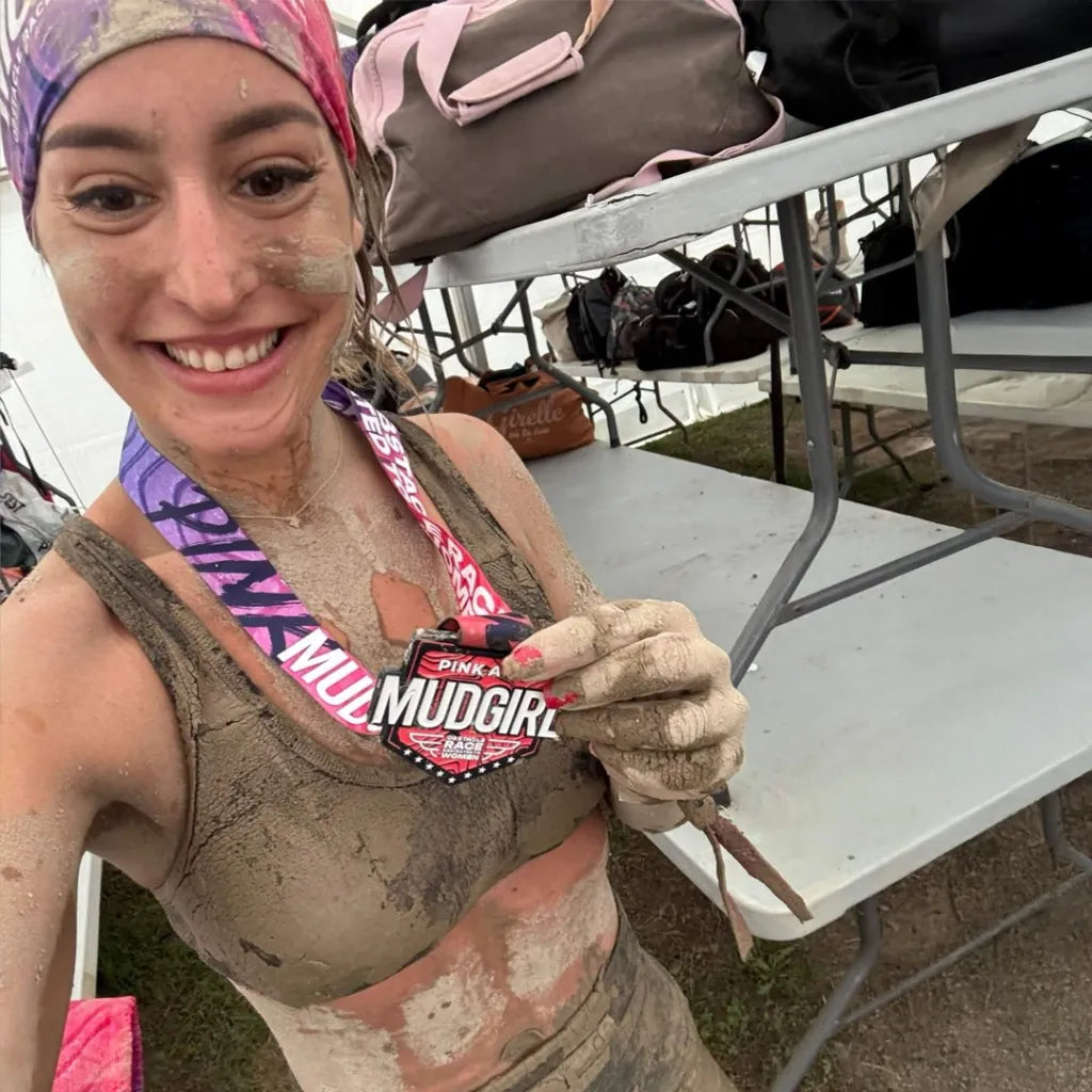 Mylène montre sa médaille de finisher